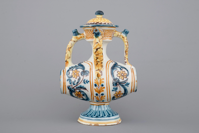Un ensemble de 3 pichets trompeurs en forme de tonneau, Talavera, Espagne, ca. 1820